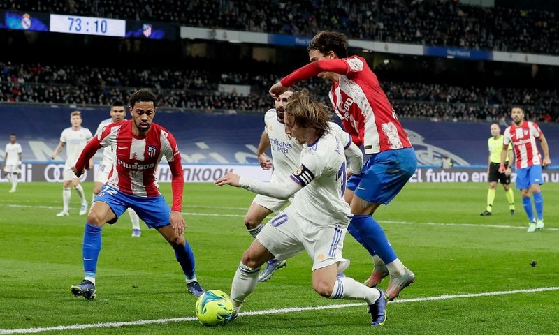 Một trận đấu sôi động giữa Real Madrid và Atl Madrid vào năm 2021 