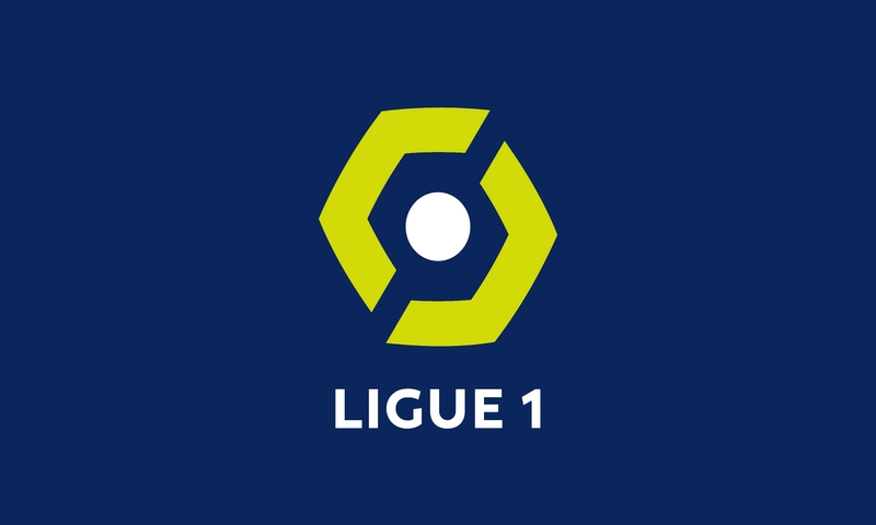 Biểu trưng nền xanh của Ligue 1 được tài trợ bởi công ty Uber