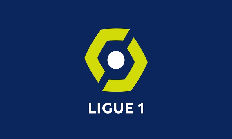 Biểu trưng nền xanh của Ligue 1 được tài trợ bởi công ty Uber
