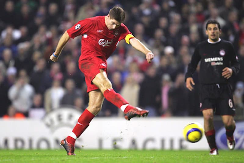 Đội trưởng của Liverpool - Steven Gerrard có lực sút cực tốt 
