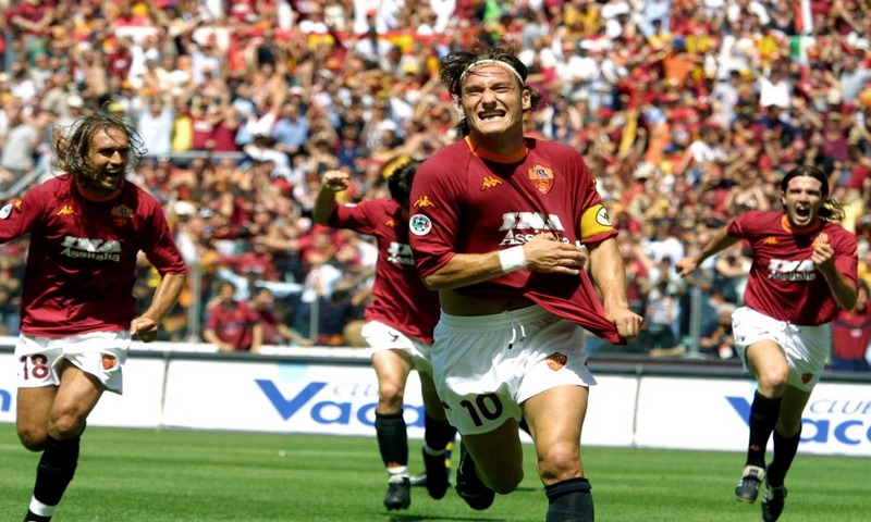 Cầu thủ AS Roma ăn mừng trong một trận đấu ở mùa giải 2001

