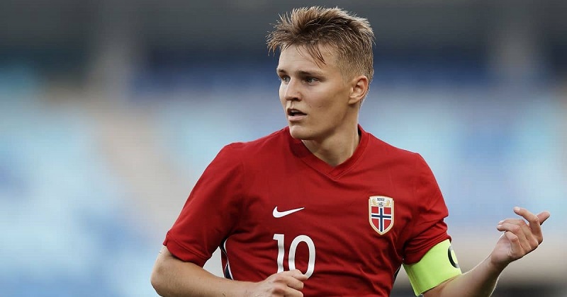 Odegaard cũng thi đấu khá mờ nhạt
